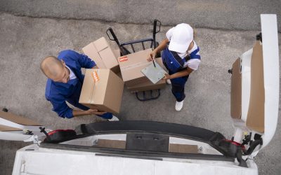 Déménagement d'entreprise avec une camionnette pleine de cartons.