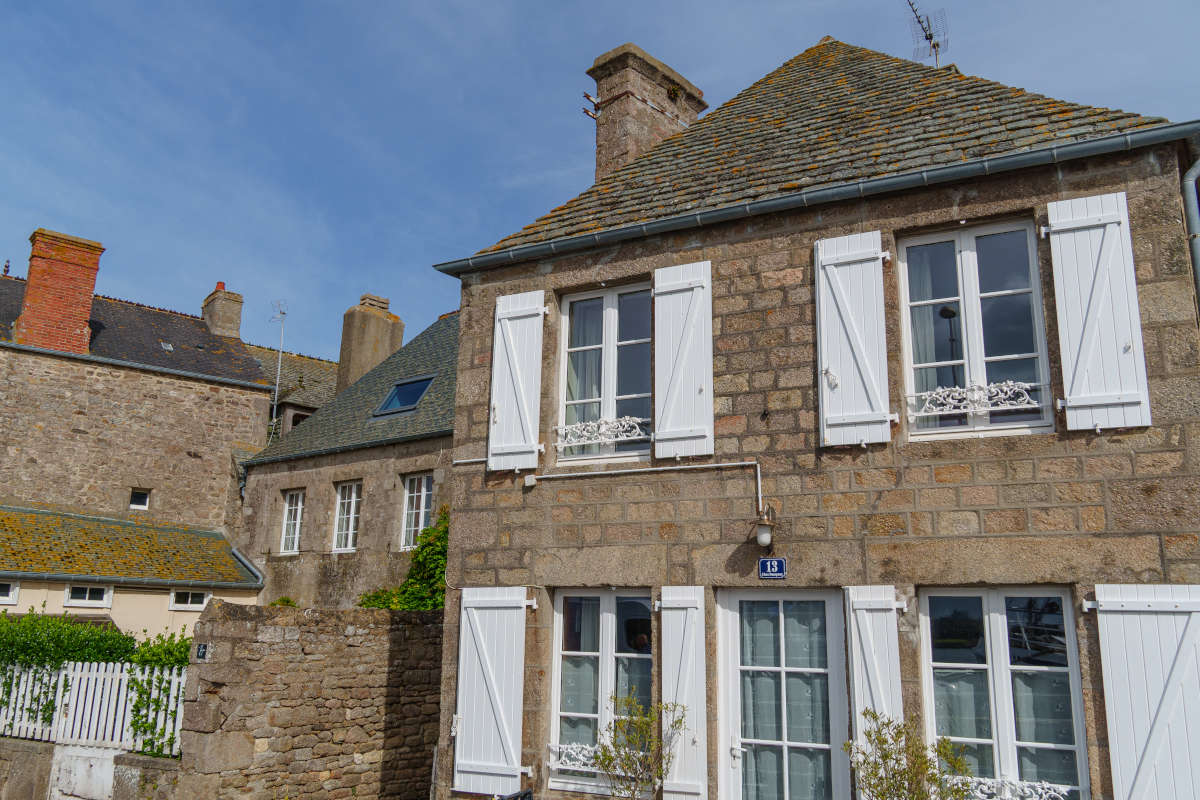 Toiture ardoise naturelle vs synthétique en Bas-Rhin : que choisir ?